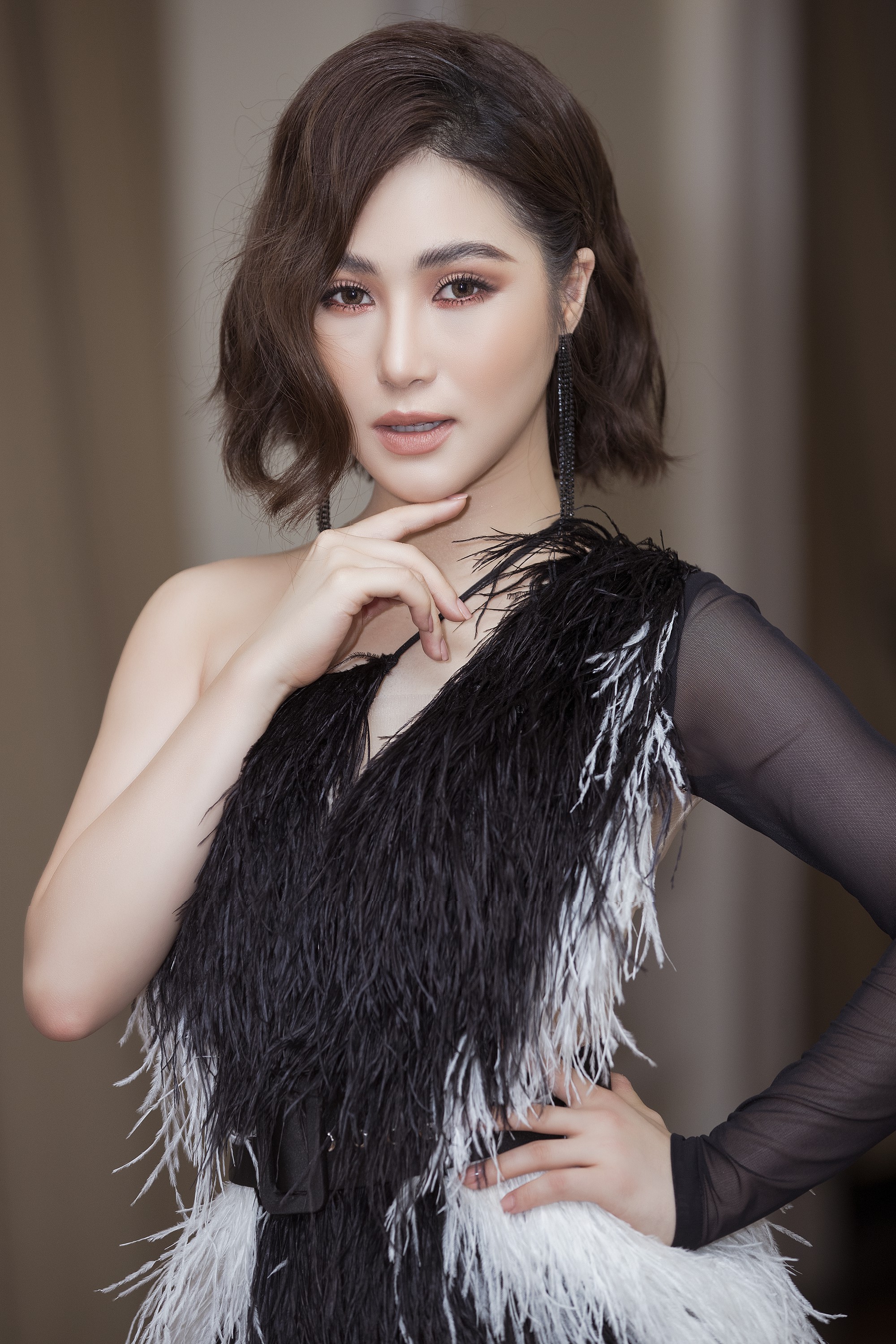 Hết làm yêu nữ tóc trắng, Hương Tràm lại biến đổi cực lạ lẫm khiến ai cũng ngoái nhìn - Ảnh 4. Hết làm yêu nữ tóc trắng, Hương Tràm lại biến đổi cực lạ lẫm khiến ai cũng ngoái nhìn - Ảnh 4.