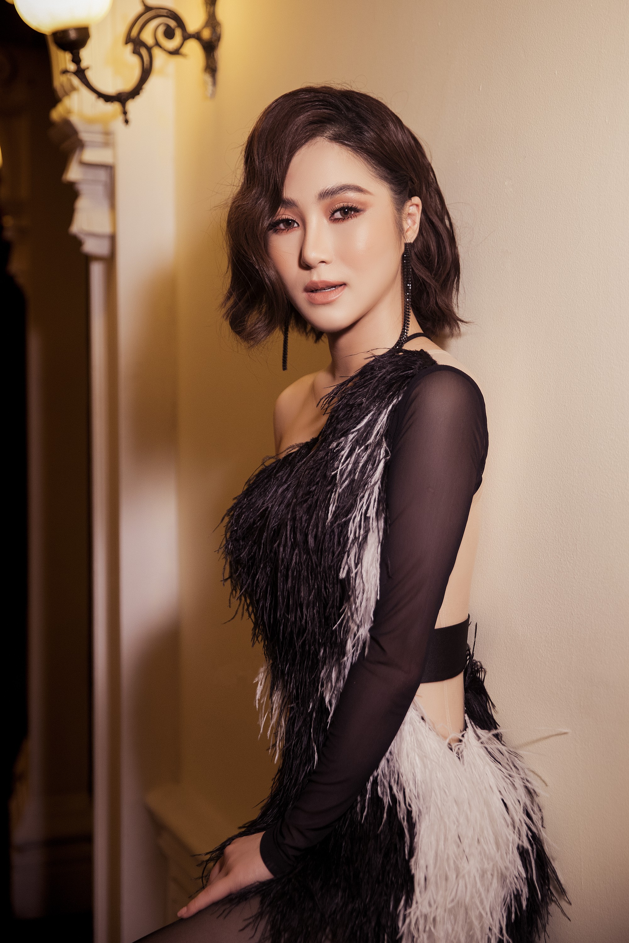Hết làm yêu nữ tóc trắng, Hương Tràm lại biến đổi cực lạ lẫm khiến ai cũng ngoái nhìn - Ảnh 5. Hết làm yêu nữ tóc trắng, Hương Tràm lại biến đổi cực lạ lẫm khiến ai cũng ngoái nhìn - Ảnh 5.