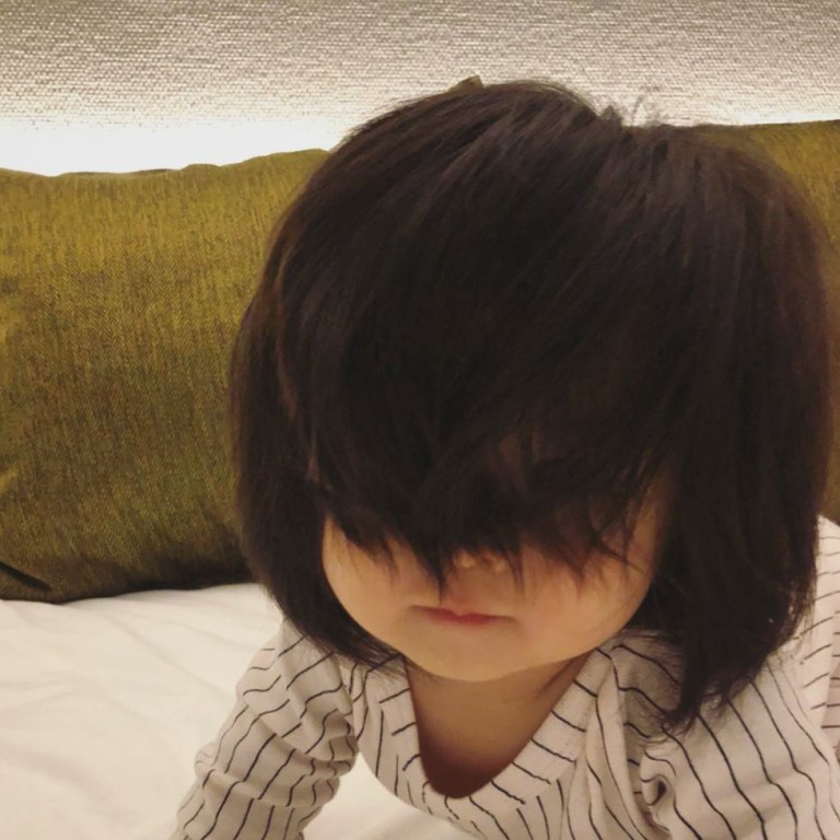 Điểm danh những em nổi như cồn trên mạng vì sở hữu mái tóc chẳng giống ai, các mẹ nhìn vào càng muốn cưng nựng thêm - Ảnh 2. Điểm danh những em nổi như cồn trên mạng vì sở hữu mái tóc chẳng giống ai, các mẹ nhìn vào càng muốn cưng nựng thêm - Ảnh 2.