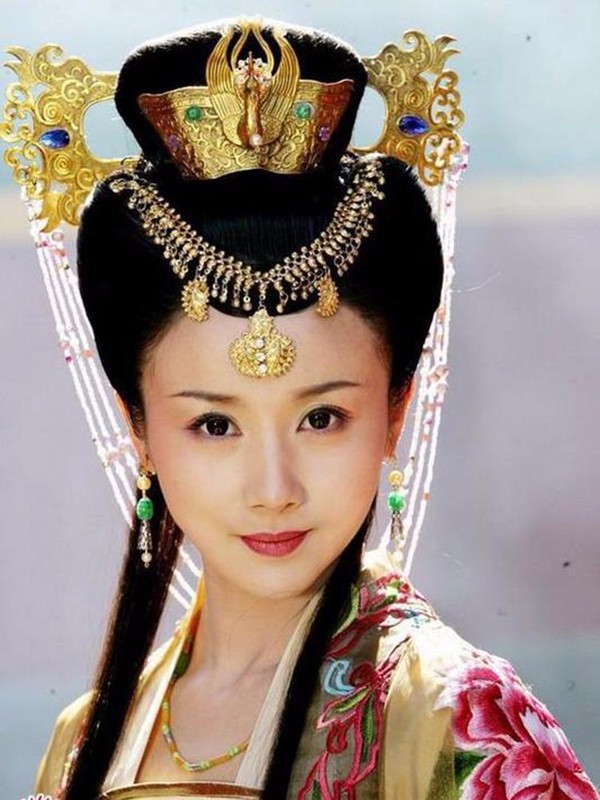 Hoài niệm về những mỹ nhân cổ trang nổi tiếng trên màn ảnh Hoa ngữ một thời - Ảnh 3.