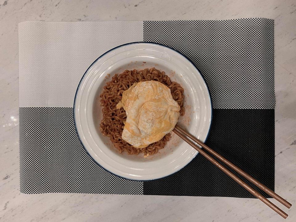 Hari Won khoe chồng vào bếp đảm đang, netizen chỉ soi chiếc quần khác thường của Trấn Thành - Ảnh 2. Hari Won khoe chồng vào bếp đảm đang, netizen chỉ soi chiếc quần khác thường của Trấn Thành - Ảnh 2.