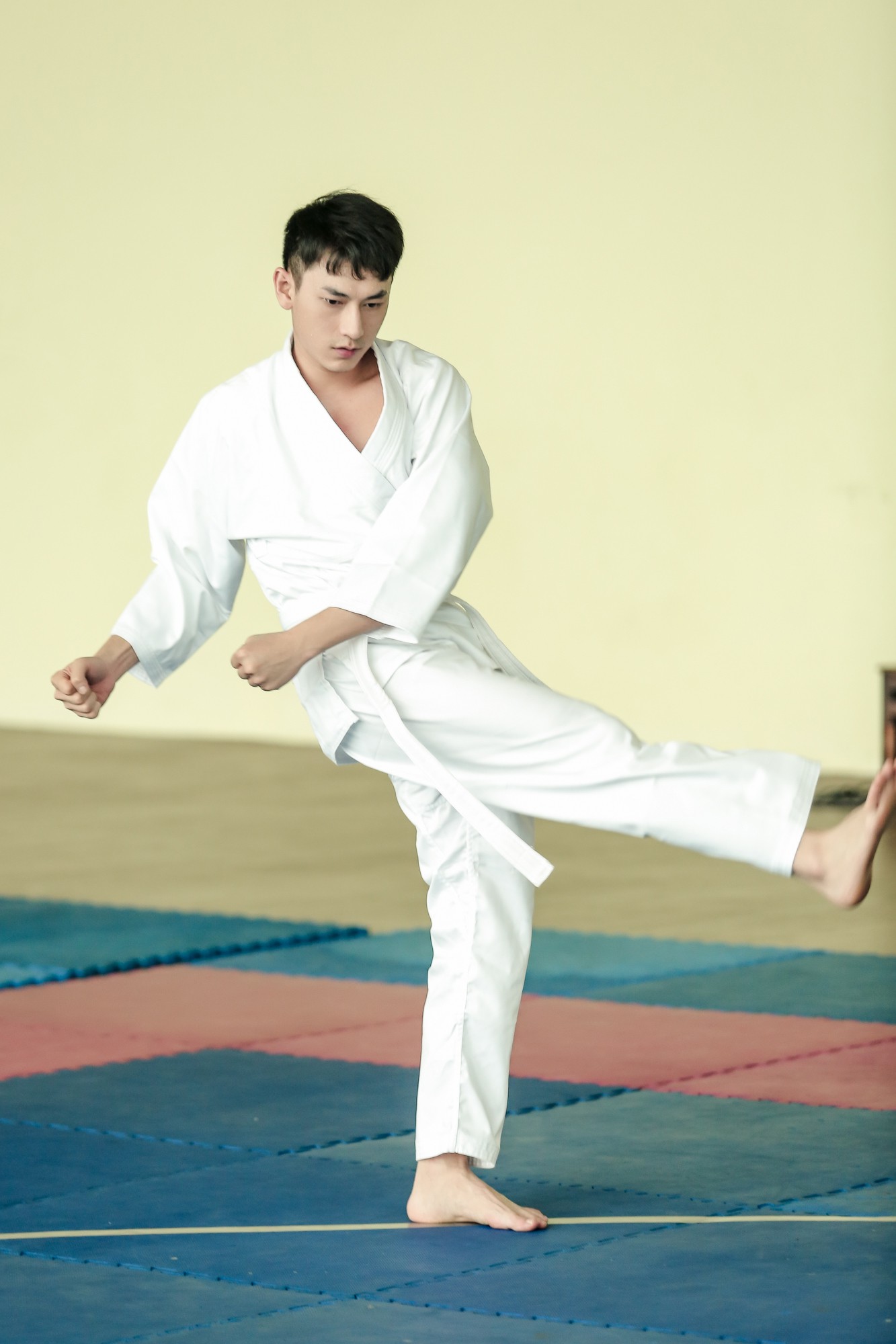 Từ bỏ hình ảnh thư sinh, Isaac chăm chỉ tập võ để bảo vệ người yêu - Ảnh 4. Từ bỏ hình ảnh thư sinh, Isaac chăm chỉ tập võ để bảo vệ người yêu - Ảnh 4.