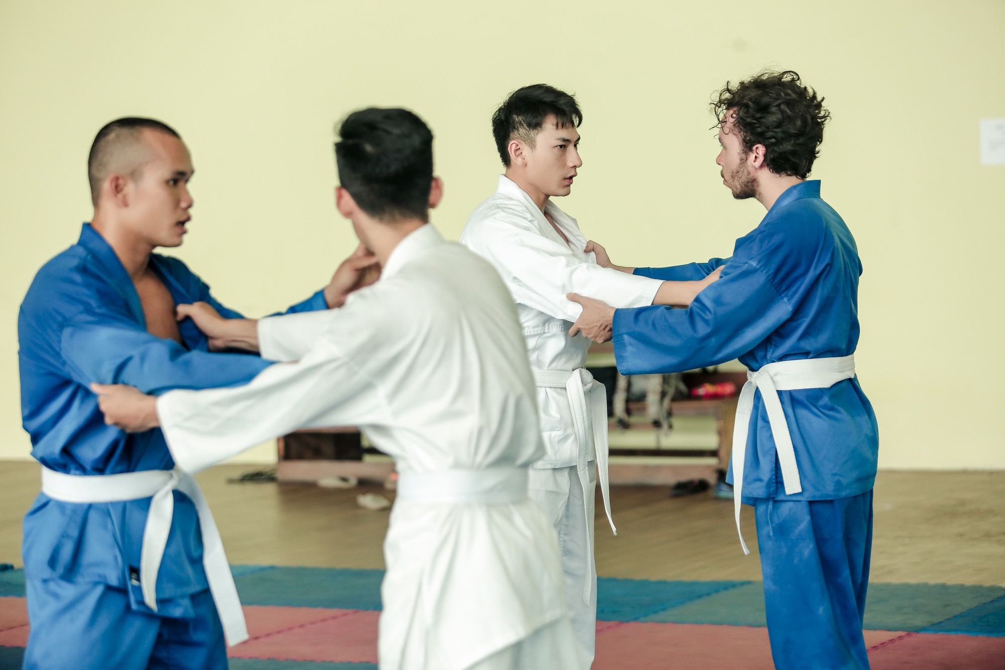 Từ bỏ hình ảnh thư sinh, Isaac chăm chỉ tập võ để bảo vệ người yêu - Ảnh 10. Từ bỏ hình ảnh thư sinh, Isaac chăm chỉ tập võ để bảo vệ người yêu - Ảnh 10.