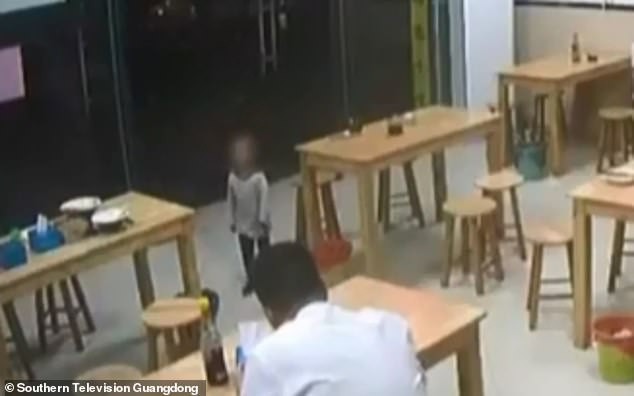 Đi ăn b&aacute;t m&igrave; hết 20.000 đồng m&agrave; thiếu tiền, &ocirc;ng bố nảy ra &yacute; nghĩ nhẫn t&acirc;m khiến con g&aacute;i 2 tuổi kh&oacute;c th&eacute;t sợ h&atilde;i - Ảnh 5.