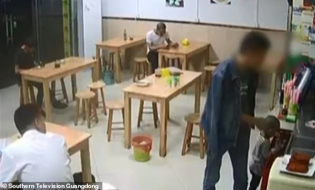 Đi ăn b&aacute;t m&igrave; hết 20.000 đồng m&agrave; thiếu tiền, &ocirc;ng bố nảy ra &yacute; nghĩ nhẫn t&acirc;m khiến con g&aacute;i 2 tuổi kh&oacute;c th&eacute;t sợ h&atilde;i - Ảnh 1.