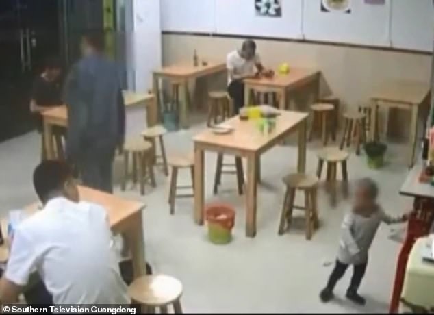 Đi ăn b&aacute;t m&igrave; hết 20.000 đồng m&agrave; thiếu tiền, &ocirc;ng bố nảy ra &yacute; nghĩ nhẫn t&acirc;m khiến con g&aacute;i 2 tuổi kh&oacute;c th&eacute;t sợ h&atilde;i - Ảnh 2.