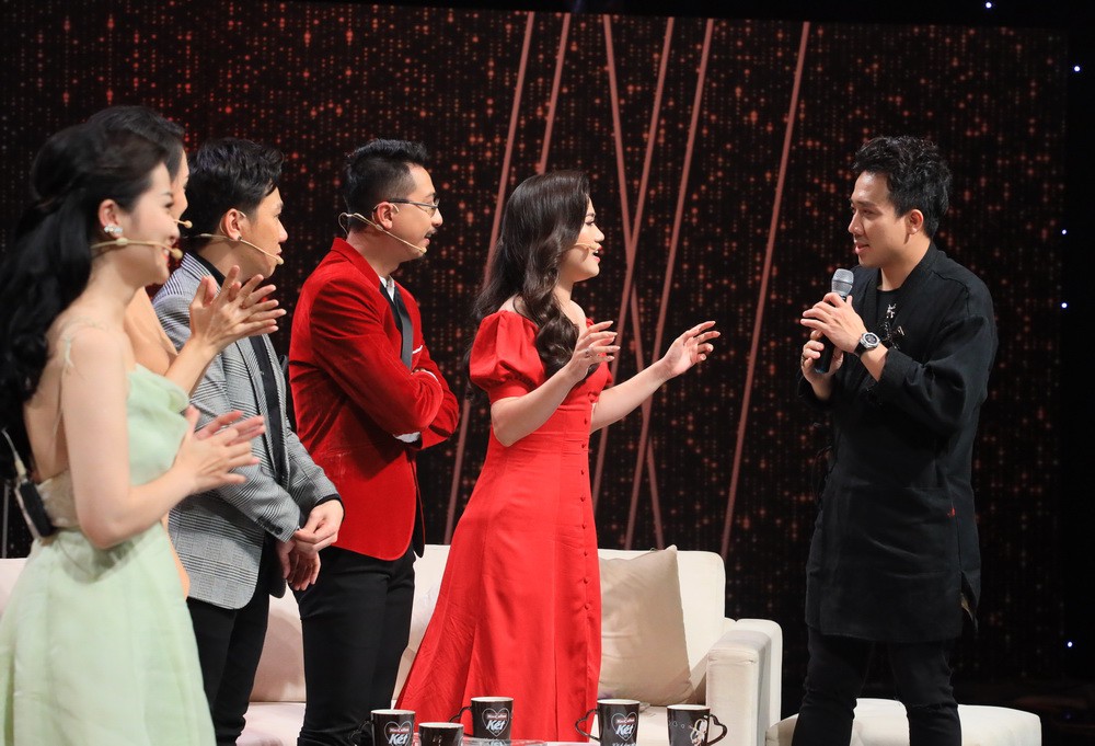 Người ấy là ai?: Khán giả kêu trời vì chương trình quá ác, mời Anh Đức làm cố vấn để rồi bị... vợ chồng tình cũ dập tơi tả thế này! - Ảnh 4. Người ấy là ai?: Khán giả kêu trời vì chương trình quá ác, mời Anh Đức làm cố vấn để rồi bị... vợ chồng tình cũ dập tơi tả thế này! - Ảnh 4.