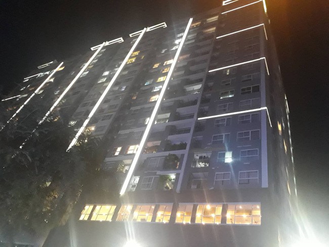 Cư d&acirc;n t&ograve;a Galaxy y&ecirc;u cầu d&aacute;n h&igrave;nh kẻ cưỡng h&ocirc;n b&eacute; g&aacute;i trong thang m&aacute;y khắp nơi, c&ocirc;ng an mời đối tượng l&ecirc;n l&agrave;m việc - Ảnh 2.