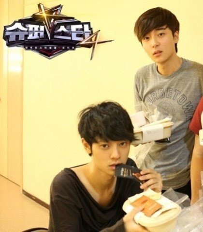 Ho&agrave;ng tử sơn ca Roy Kim bị cảnh s&aacute;t triệu tập li&ecirc;n quan đến c&aacute;c video quay l&eacute;n cảnh quan hệ t&igrave;nh dục của Jung Joon Young - Ảnh 2.