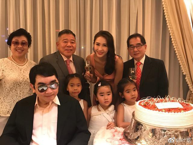 Triệu Mẫn L&ecirc; Tư 47 tuổi vẫn trẻ đẹp như g&aacute;i 20, trong khi 3 con g&aacute;i lại lệch sắc giống bố - Ảnh 9.
