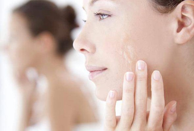 4 c&aacute;ch giữ lớp trang điểm mịn mướt cả ng&agrave;y d&agrave;i, gi&uacute;p chị em tự tin tỏa s&aacute;ng dưới nắng h&egrave; - Ảnh 2.