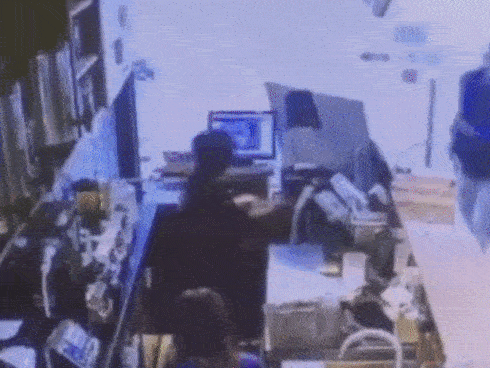 Clip: Nam thanh ni&ecirc;n cầm gạch đập thẳng v&agrave;o đầu nữ nh&acirc;n vi&ecirc;n b&aacute;n tr&agrave; sữa ở H&agrave; Nội v&igrave; kh&ocirc;ng đổi được tiền lẻ - Ảnh 2.