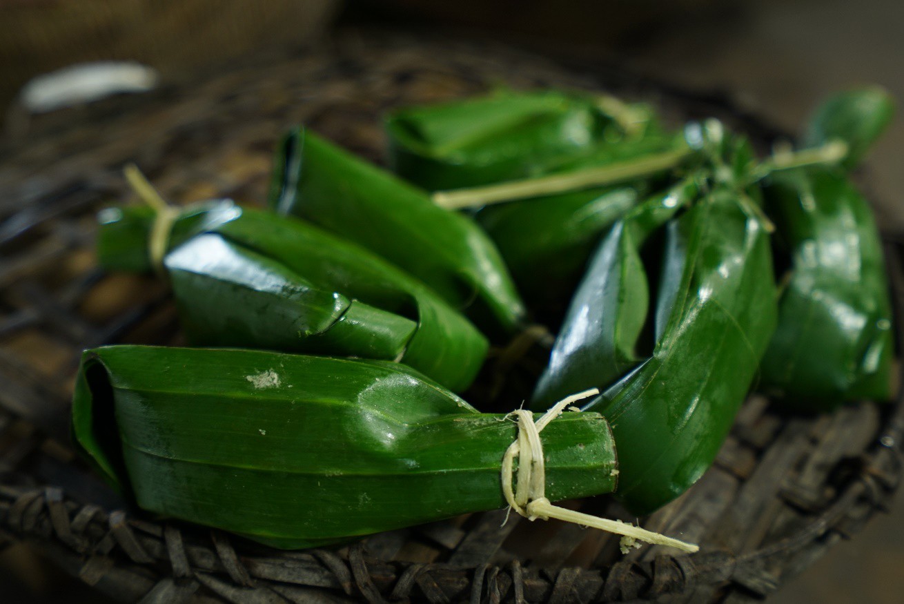 Trong khi dân tình đang mải mê sống xanh, người Mường từ lâu đã dùng lá chuối làm nên mâm cỗ đậm nét văn hóa - Ảnh 4. Trong khi dân tình đang mải mê sống xanh, người Mường từ lâu đã dùng lá chuối làm nên mâm cỗ đậm nét văn hóa - Ảnh 4.