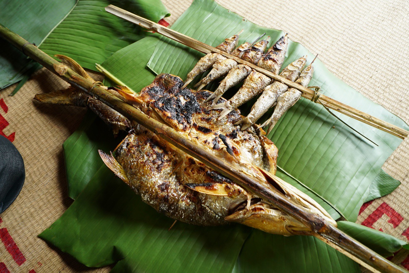 Trong khi dân tình đang mải mê sống xanh, người Mường từ lâu đã dùng lá chuối làm nên mâm cỗ đậm nét văn hóa - Ảnh 1. Trong khi dân tình đang mải mê sống xanh, người Mường từ lâu đã dùng lá chuối làm nên mâm cỗ đậm nét văn hóa - Ảnh 1.