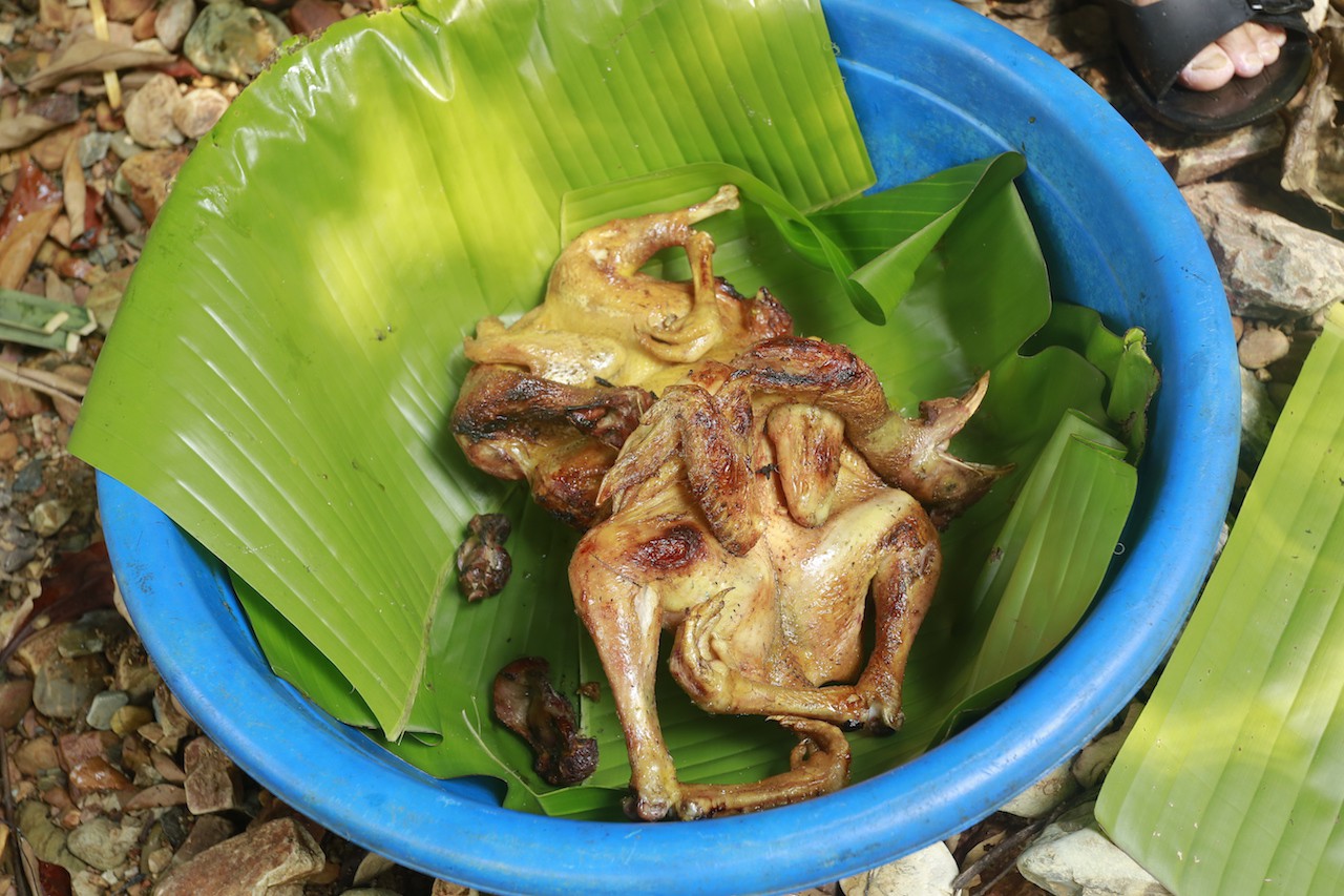 Trong khi dân tình đang mải mê sống xanh, người Mường từ lâu đã dùng lá chuối làm nên mâm cỗ đậm nét văn hóa - Ảnh 5. Trong khi dân tình đang mải mê sống xanh, người Mường từ lâu đã dùng lá chuối làm nên mâm cỗ đậm nét văn hóa - Ảnh 5.