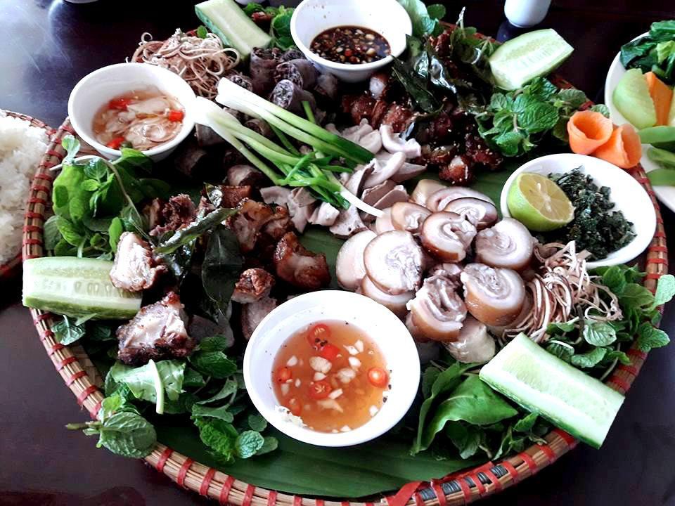 Trong khi dân tình đang mải mê sống xanh, người Mường từ lâu đã dùng lá chuối làm nên mâm cỗ đậm nét văn hóa - Ảnh 6. Trong khi dân tình đang mải mê sống xanh, người Mường từ lâu đã dùng lá chuối làm nên mâm cỗ đậm nét văn hóa - Ảnh 6.
