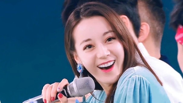 Chỉ l&agrave; MC nhưng vẻ mặt kh&oacute; ở của Địch Lệ Nhiệt Ba khiến người xem kh&oacute; hiểu - Ảnh 1.