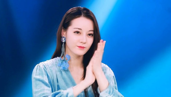 Chỉ l&agrave; MC nhưng vẻ mặt kh&oacute; ở của Địch Lệ Nhiệt Ba khiến người xem kh&oacute; hiểu - Ảnh 3.