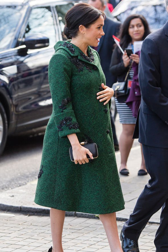 Meghan ng&ocirc;ng cuồng khi từ chối đội ngũ b&aacute;c sĩ hỗ trợ sinh nở của Nữ ho&agrave;ng Anh để đ&ograve;i hỏi điều chưa từng c&oacute; n&agrave;y khiến dư luận bức x&uacute;c - Ảnh 2.