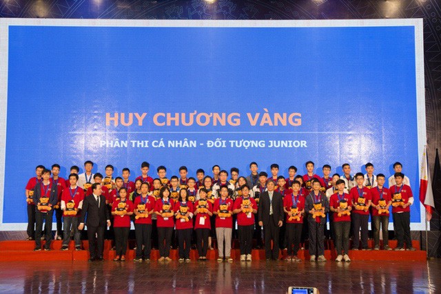 26 suất học bổng được trao cho các học sinh xuất sắc nhất HOMC - Ảnh 3. 26 suất học bổng được trao cho các học sinh xuất sắc nhất HOMC - Ảnh 3.