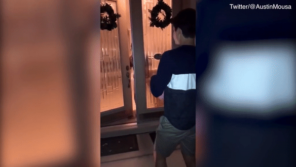 H&aacute;o hức mang qu&agrave; đến mời bạn g&aacute;i đi khi&ecirc;u vũ, thanh ni&ecirc;n đi nhầm nh&agrave; c&ocirc; g&aacute;i kh&aacute;c nhưng kết quả cuối c&ugrave;ng lại cực kỳ ngọt ng&agrave;o - Ảnh 2.