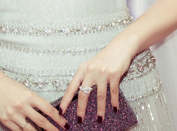 Đeo nhẫn kim cương bạc tỷ, T&uacute; Anh vẫn đại bại khi đụng h&agrave;ng với Chi Pu chỉ v&igrave; chi tiết nhỏ - Ảnh 2.