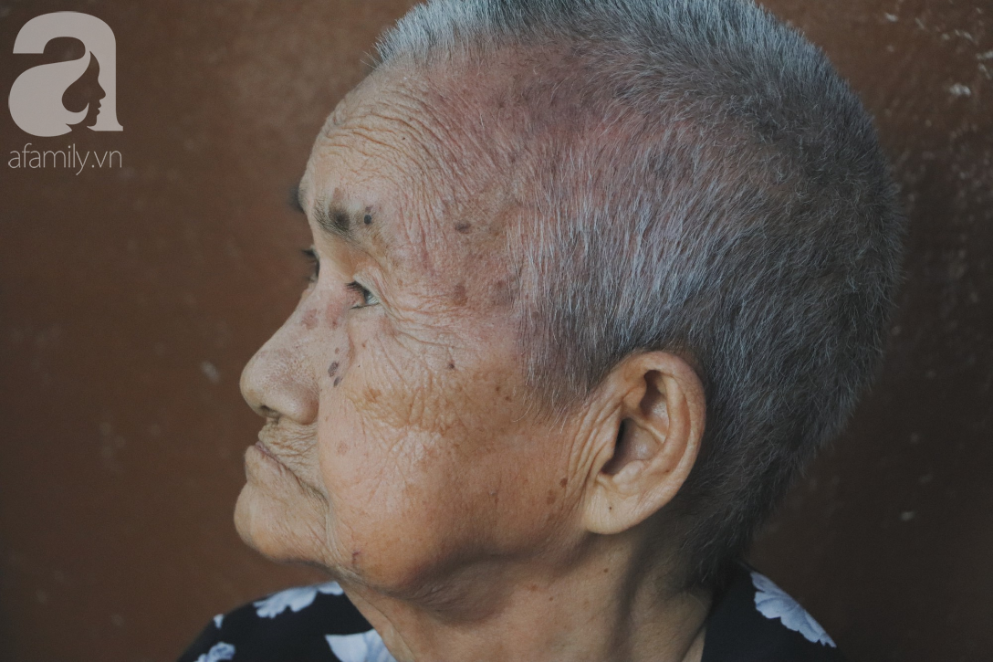Nuôi 6 người con nhưng cuối đời vẫn neo đơn, cụ bà 92 tuổi lọm khọm bán từng nải chuối để mưu sinh - Ảnh 20.