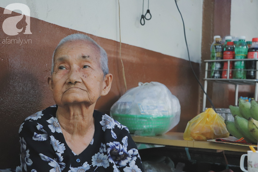Nuôi 6 người con nhưng cuối đời vẫn neo đơn, cụ bà 92 tuổi lọm khọm bán từng nải chuối để mưu sinh - Ảnh 3.
