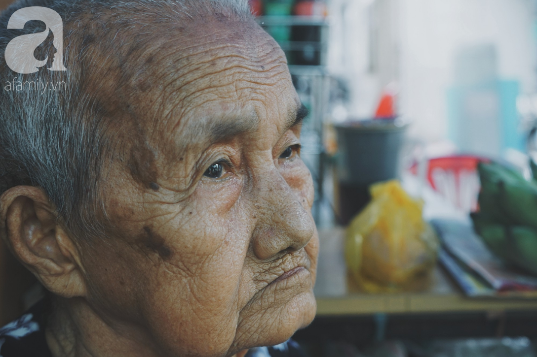 Nuôi 6 người con nhưng cuối đời vẫn neo đơn, cụ bà 92 tuổi lọm khọm bán từng nải chuối để mưu sinh - Ảnh 5.