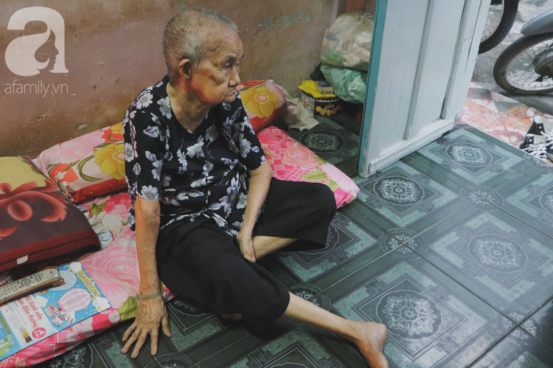 Nuôi 6 người con nhưng cuối đời vẫn neo đơn, cụ bà 92 tuổi lọm khọm bán từng nải chuối để mưu sinh - Ảnh 12.