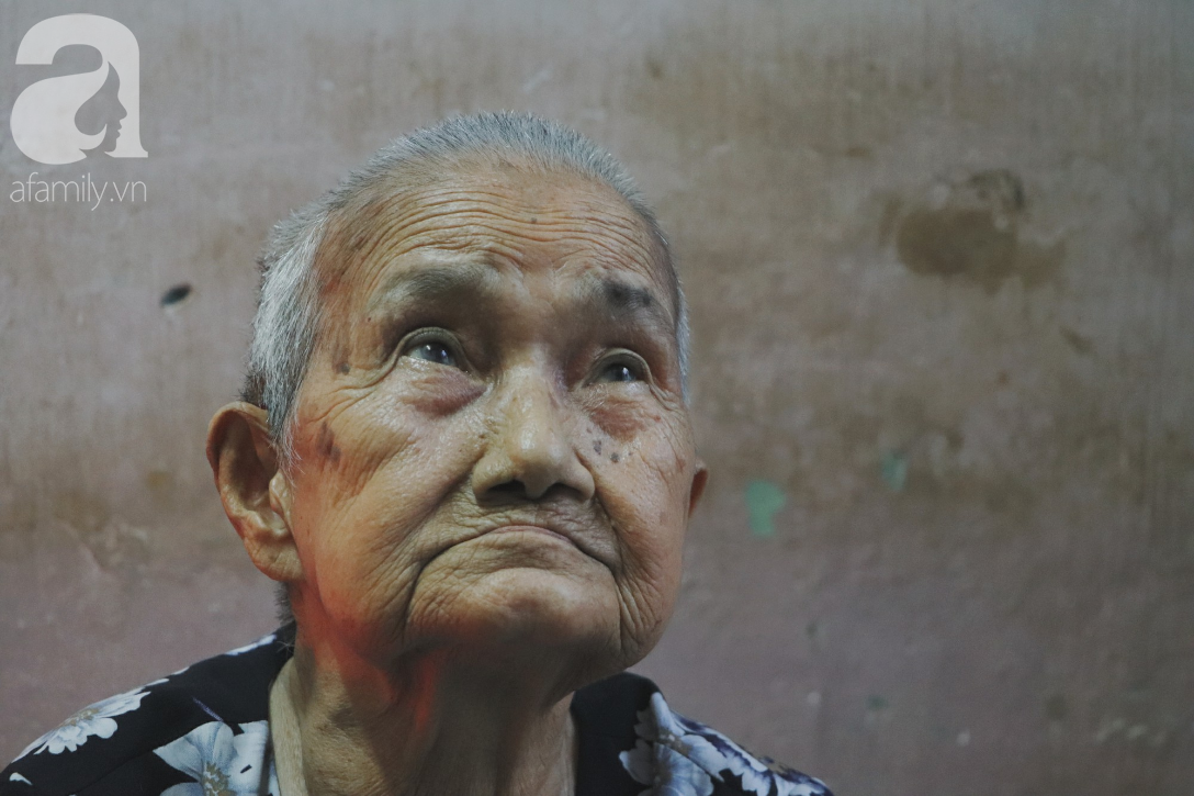 Nuôi 6 người con nhưng cuối đời vẫn neo đơn, cụ bà 92 tuổi lọm khọm bán từng nải chuối để mưu sinh - Ảnh 2.