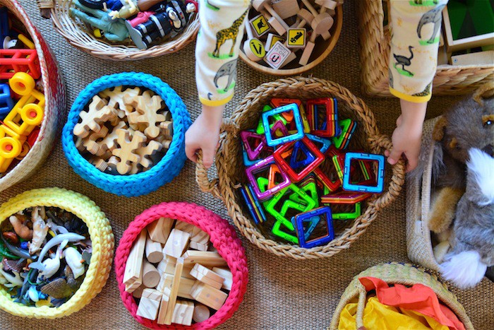 Không cần hò hét con dọn dẹp đồ sau khi chơi, làm theo cách của giáo viên Montessori dưới đây sẽ thấy hiệu quả tức thì - Ảnh 2. Không cần hò hét con dọn dẹp đồ sau khi chơi, làm theo cách của giáo viên Montessori dưới đây sẽ thấy hiệu quả tức thì - Ảnh 2.