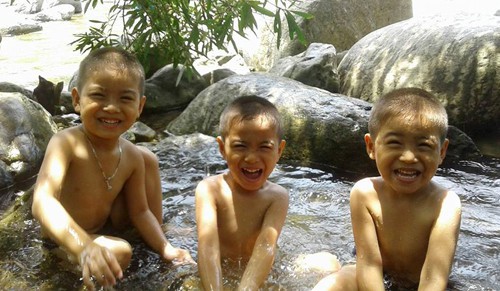Mẹ trẻ ở Tuyên Quang sinh 3 bé trai giống hệt nhau, hiếm đến mức 200 triệu ca mới có 1 - Ảnh 3. Mẹ trẻ ở Tuyên Quang sinh 3 bé trai giống hệt nhau, hiếm đến mức 200 triệu ca mới có 1 - Ảnh 3.