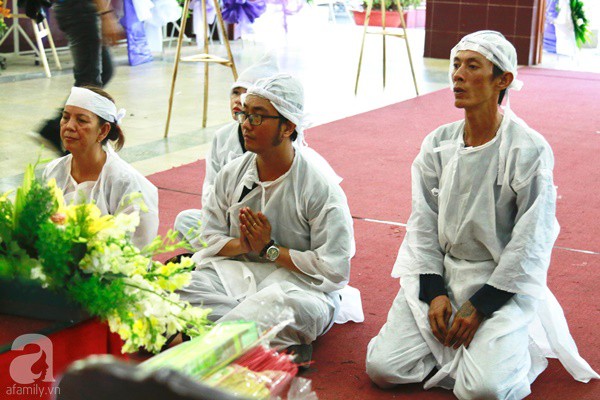 Hình ảnh hiếm hoi của người con trai thứ 2 nhà cố nghệ sĩ Lê Bình, không nói chuyện với ai ngồi bần thần lặng lẽ bên linh cữu cha - Ảnh 7.