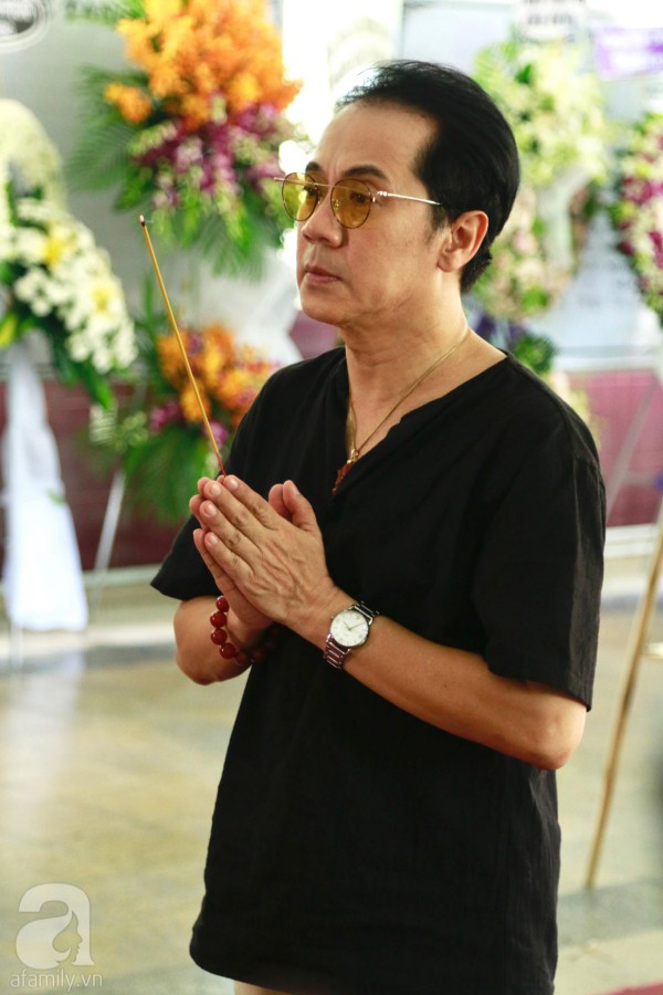 Lội mưa gió, NSƯT Thành Lộc, Minh Hằng và nhiều nghệ sĩ khác vẫn đến lễ viếng cố nghệ sĩ Lê Bình  - Ảnh 13.