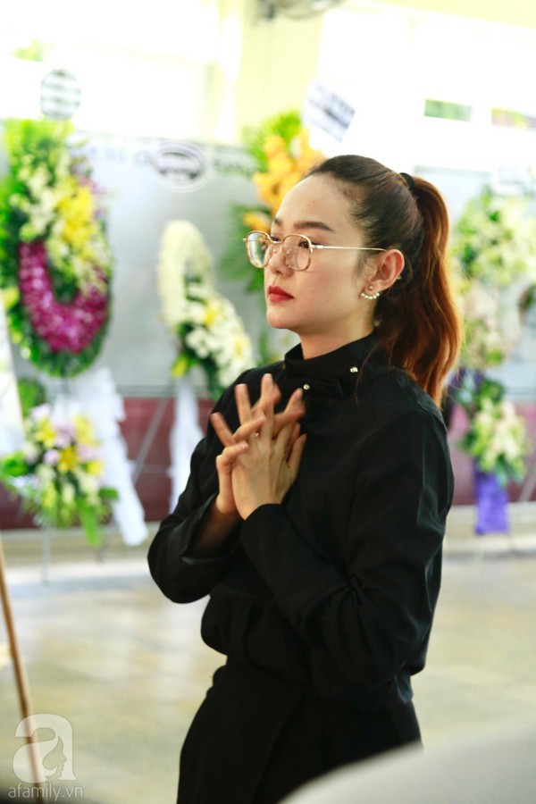 Lội mưa gió, NSƯT Thành Lộc, Minh Hằng và nhiều nghệ sĩ khác vẫn đến lễ viếng cố nghệ sĩ Lê Bình  - Ảnh 3.
