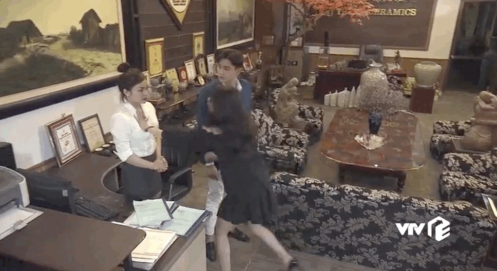 4 m&agrave;n s&aacute;t g&aacute;i huyền thoại của Vũ sở khanh (Về Nh&agrave; Đi Con): Đụng g&igrave; ăn nấy, t&ograve; te ngay giữa c&ocirc;ng ty! - Ảnh 19.