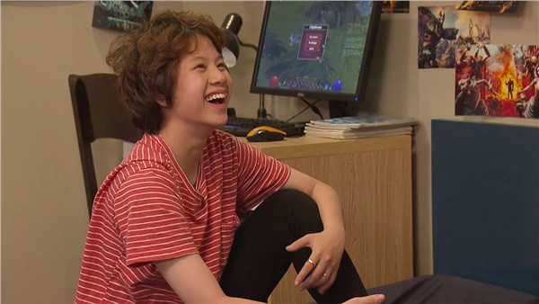 C&ocirc; em &uacute;t quốc d&acirc;n trong Về nh&agrave; đi con: Phong c&aacute;ch thời trang tr&ecirc;n phim thế n&agrave;o, ngo&agrave;i đời y chang vậy! - Ảnh 3.