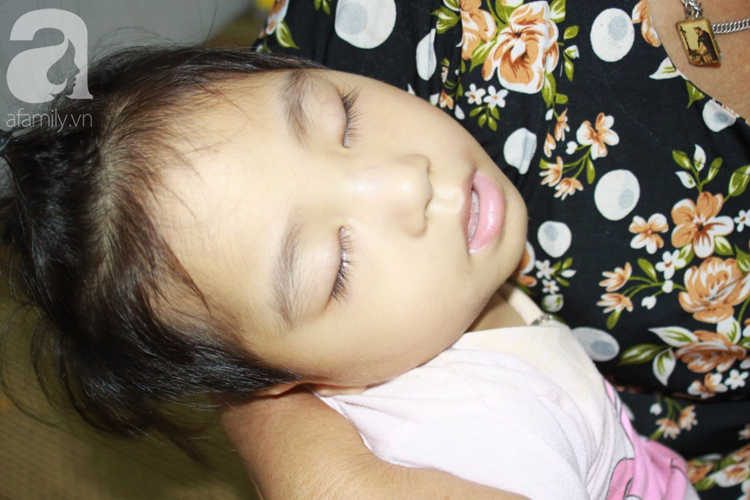 Lời khẩu cầu của người bà chăm 2 đứa cháu bị bại liệt, teo não bẩm sinh, cố giành giật sự sống từng ngày - Ảnh 2. Lời khẩu cầu của người bà chăm 2 đứa cháu bị bại liệt, teo não bẩm sinh, cố giành giật sự sống từng ngày - Ảnh 2.