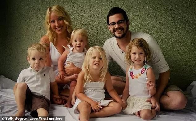 V&ocirc; t&igrave;nh thấy facebook của vợ đang mở, chồng t&ograve; m&ograve; v&agrave;o xem rồi ph&aacute;t hiện ra sự thật tồi tệ - Ảnh 1.