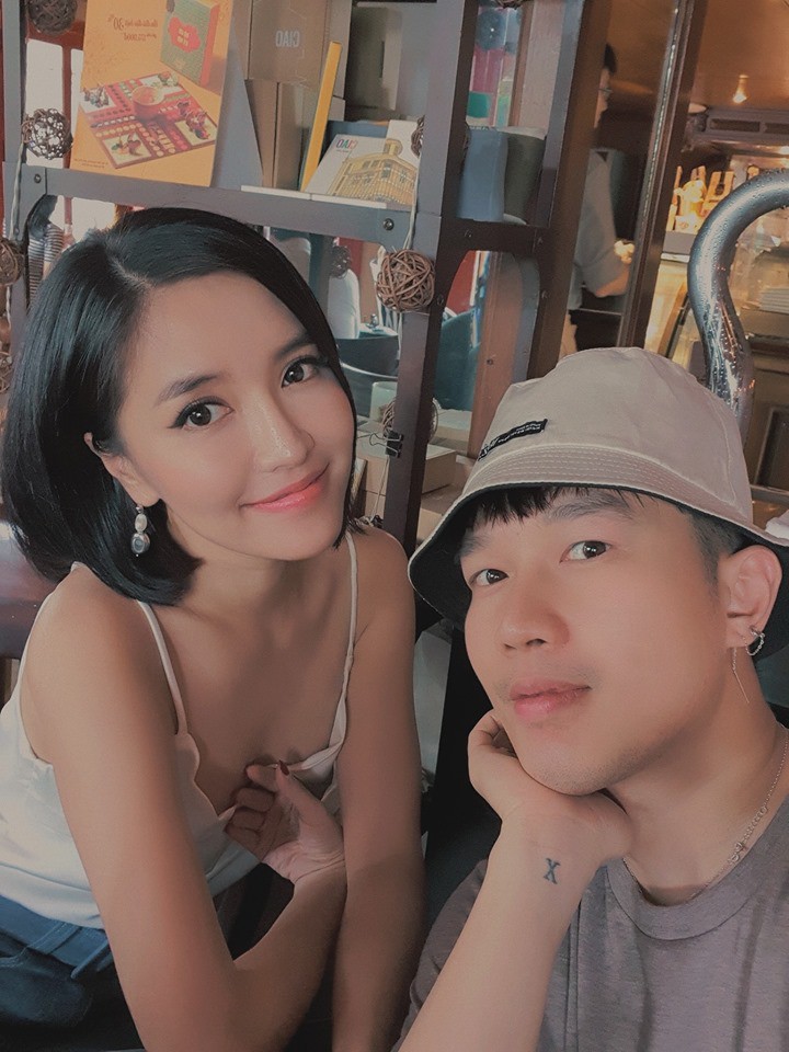 Bích Phương ý nhị lấy tay che áo trễ ngực nhưng vẫn bị cư dân mạng tấn công Có đâu mà che - Ảnh 1. Bích Phương ý nhị lấy tay che áo trễ ngực nhưng vẫn bị cư dân mạng tấn công Có đâu mà che - Ảnh 1.