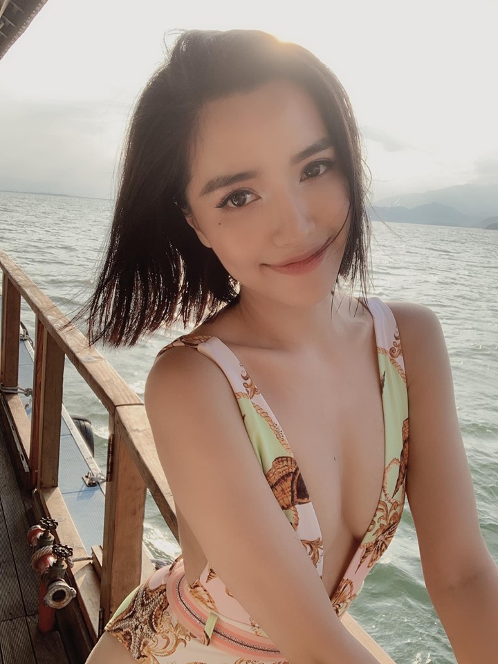 Bích Phương ý nhị lấy tay che áo trễ ngực nhưng vẫn bị cư dân mạng tấn công Có đâu mà che - Ảnh 3. Bích Phương ý nhị lấy tay che áo trễ ngực nhưng vẫn bị cư dân mạng tấn công Có đâu mà che - Ảnh 3.