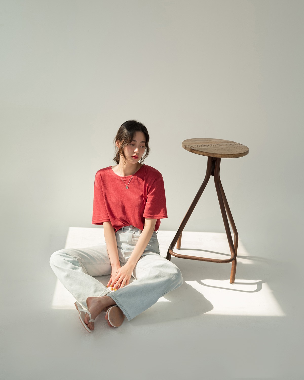 Bảo chứng cho vẻ s&agrave;nh điệu l&agrave; combo &aacute;o ph&ocirc;ng &ndash; quần jeans với 15 &yacute; tưởng diện m&atilde;i kh&ocirc;ng biết ch&aacute;n n&agrave;y  - Ảnh 8.