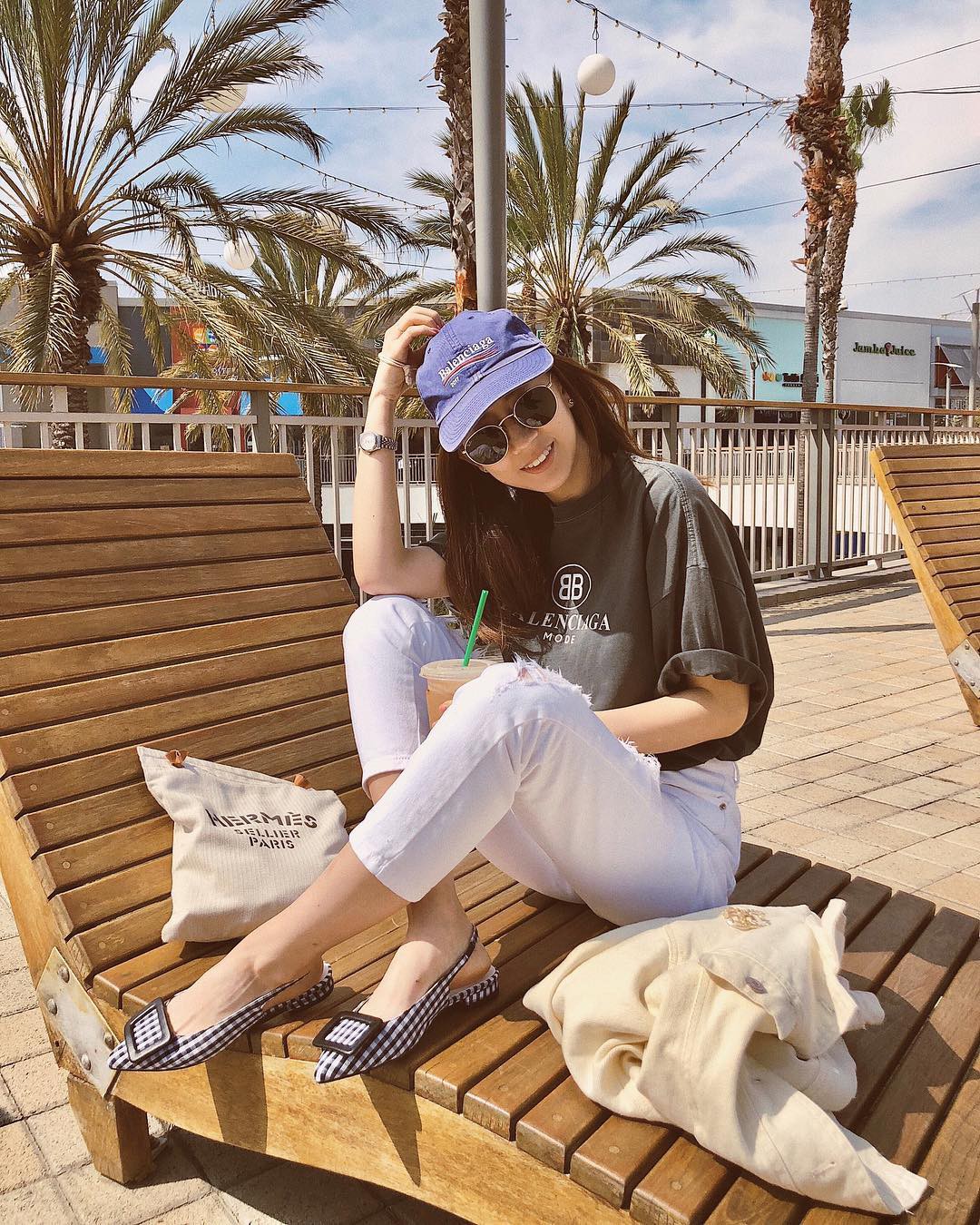 Bảo chứng cho vẻ s&agrave;nh điệu l&agrave; combo &aacute;o ph&ocirc;ng &ndash; quần jeans với 15 &yacute; tưởng diện m&atilde;i kh&ocirc;ng biết ch&aacute;n n&agrave;y  - Ảnh 3.