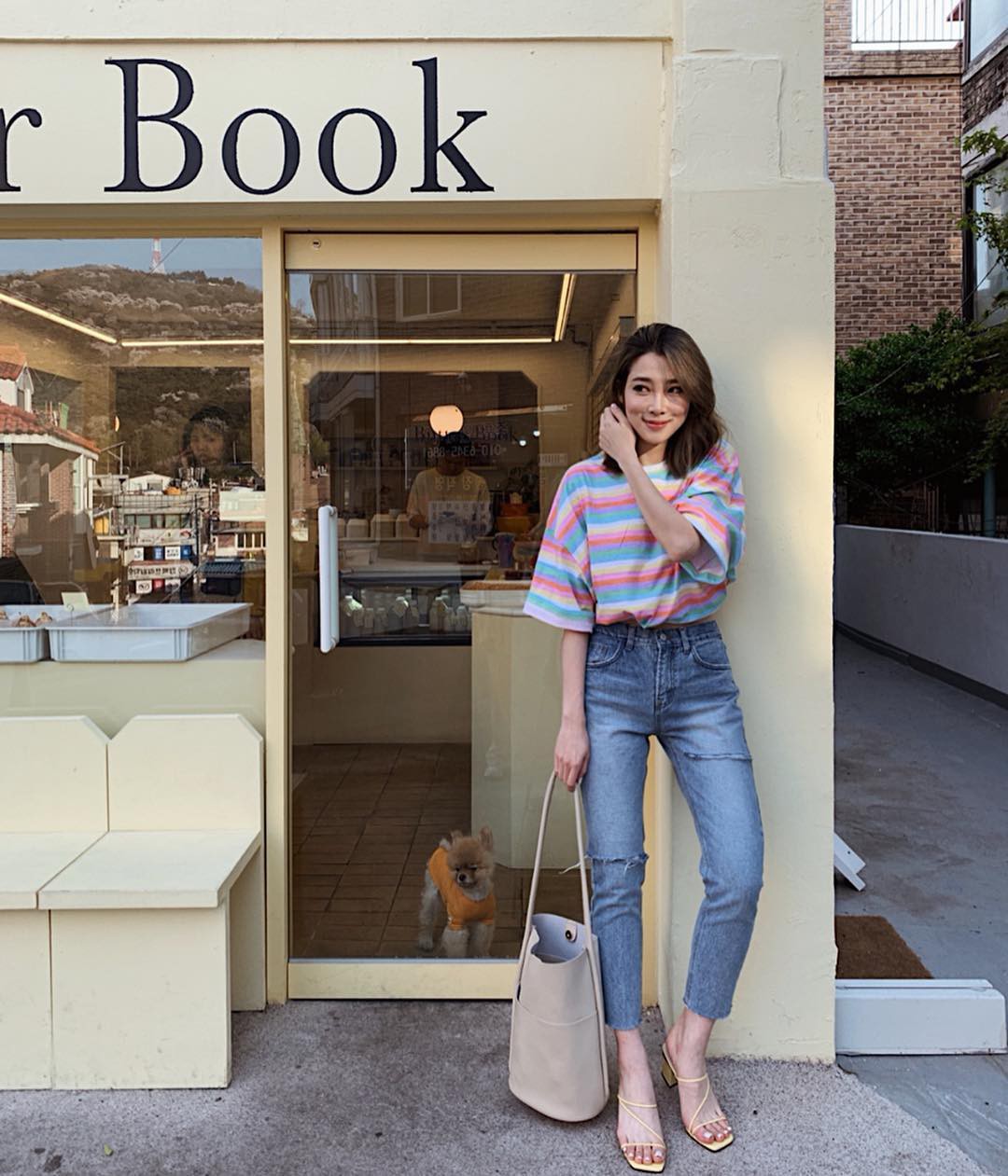 Bảo chứng cho vẻ s&agrave;nh điệu l&agrave; combo &aacute;o ph&ocirc;ng &ndash; quần jeans với 15 &yacute; tưởng diện m&atilde;i kh&ocirc;ng biết ch&aacute;n n&agrave;y  - Ảnh 6.