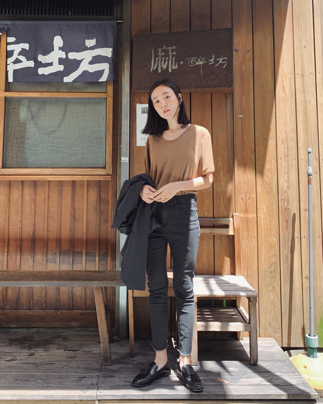 Bảo chứng cho vẻ s&agrave;nh điệu l&agrave; combo &aacute;o ph&ocirc;ng &ndash; quần jeans với 15 &yacute; tưởng diện m&atilde;i kh&ocirc;ng biết ch&aacute;n n&agrave;y  - Ảnh 5.