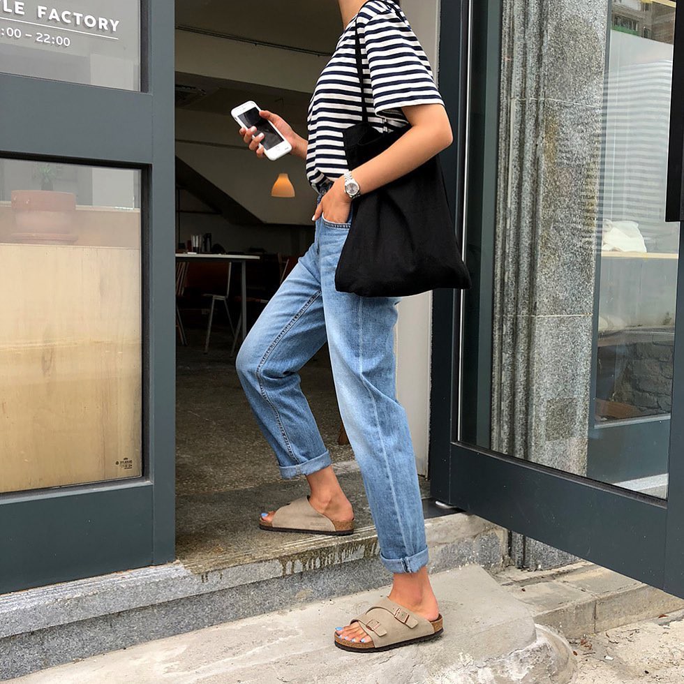 Bảo chứng cho vẻ s&agrave;nh điệu l&agrave; combo &aacute;o ph&ocirc;ng &ndash; quần jeans với 15 &yacute; tưởng diện m&atilde;i kh&ocirc;ng biết ch&aacute;n n&agrave;y  - Ảnh 10.