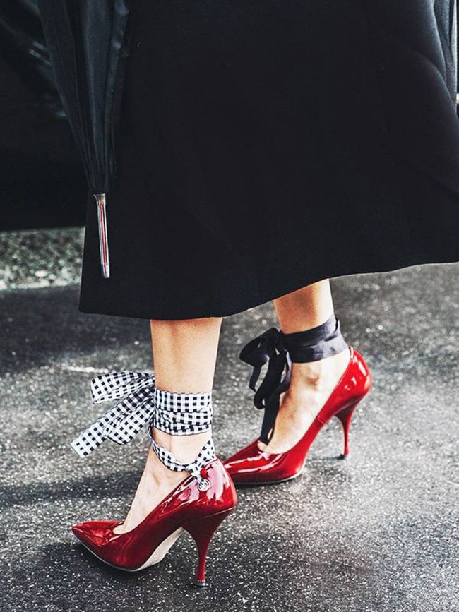 7 đ&ocirc;i gi&agrave;y m&agrave;u sắc kh&ocirc;ng nhiều chị em d&aacute;m mua, nhưng với mẹo kết hợp n&agrave;y th&igrave; chuyện phối đồ bỗng dễ như ăn kẹo - Ảnh 1.