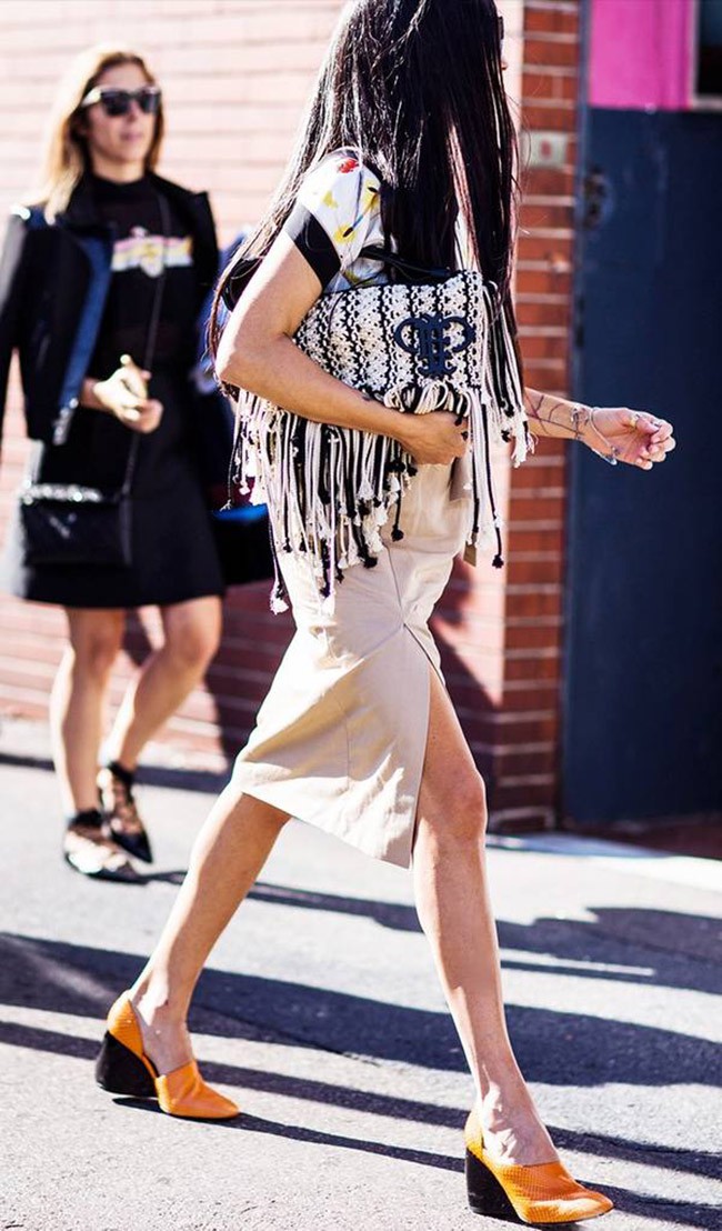 7 đ&ocirc;i gi&agrave;y m&agrave;u sắc kh&ocirc;ng nhiều chị em d&aacute;m mua, nhưng với mẹo kết hợp n&agrave;y th&igrave; chuyện phối đồ bỗng dễ như ăn kẹo - Ảnh 2.