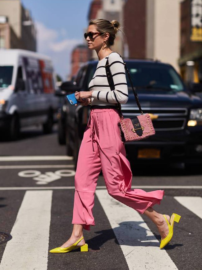 7 đ&ocirc;i gi&agrave;y m&agrave;u sắc kh&ocirc;ng nhiều chị em d&aacute;m mua, nhưng với mẹo kết hợp n&agrave;y th&igrave; chuyện phối đồ bỗng dễ như ăn kẹo - Ảnh 3.